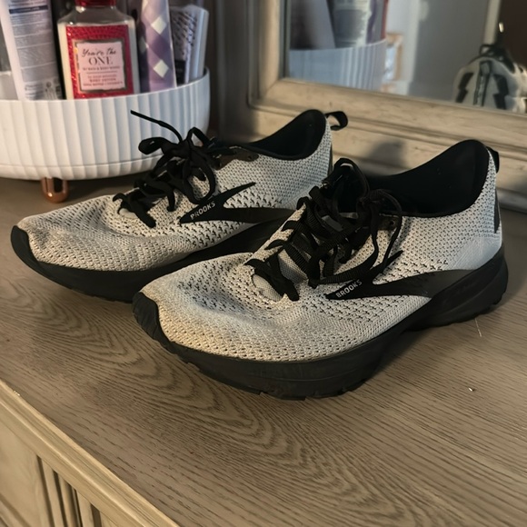 Brooks running shoes - Picture 1 of 2